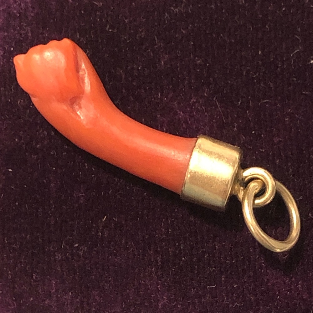 Antique coral Mano figa 18k